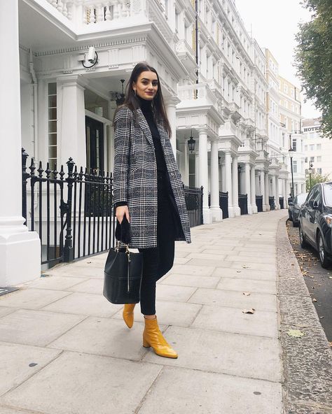 2,605 Likes, 74 Comments - Patricia | peexo.co.uk (@peexo) on Instagram: “Welcoming a new week You can instantly shop all of my looks by following me on the @liketoknow.it…” Heeled Booties Outfit, Ankle Boots Outfit Winter, Yellow Ankle Boots, Mustard Shoes, Yellow Pumps, Winter Boots Outfits, Boots Outfit Ankle, Booties Outfit, Yellow Boots