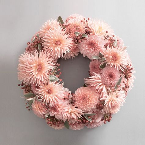 HOW I MADE IT: The Foam Free Dahlia Wreath — Joseph Massie Heather Wreath, Dahlia Wreath, Grass Wreath, Flower Factory, Dried Wreath, Growing Dahlias, Dried Flower Wreaths, Flower School, White Wreath