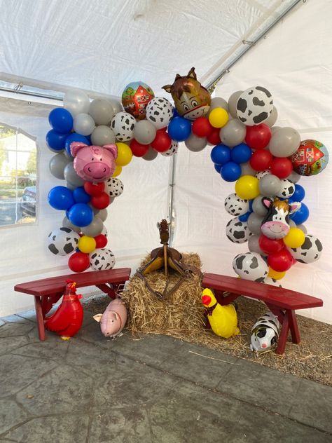 Farm Animal Balloon Garland, Farm Animals Balloons Decoration, Barnyard Balloon Arch, Barnyard Balloon Garland, Farm Animal Balloon Arch, Farm Balloon Garland, Farm Party Theme, Balloon Garland Ideas, Cowboy Birthday Party Decorations