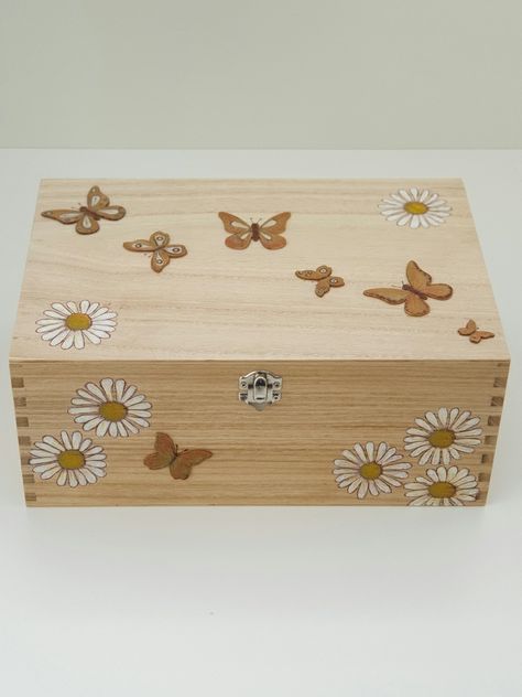 Wooden memory box decorated with butterflies and daisies Hand Painted Wooden Box Design, Decorated Wooden Boxes, Wood Box Painting Ideas Easy, Diy Wooden Box Ideas, Wooden Memory Box Ideas Diy, Painted Box Ideas Simple, Wooden Box Painting Ideas Easy, Wooden Crate Painting Ideas, Memory Box Ideas Diy Paint