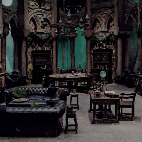 Slytherin common room - living room inspiration Gothic Living Rooms, Slytherin Common Room, Gothic Living Room, Gothic Interior, Gothic Furniture, Slytherin House, Hogwarts Aesthetic, Slytherin Aesthetic, Common Room