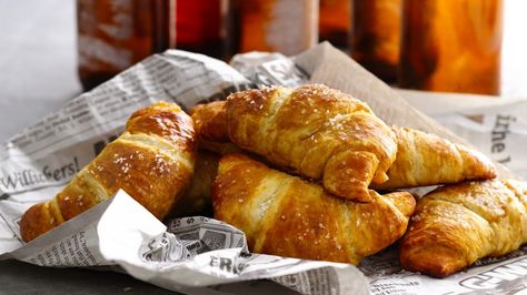 Enjoy these salted pretzel crescents made with Pillsbury® refrigerated crescent dinner rolls, stout beer and egg – ready in just 25 minutes. Beer Pretzels, Beer Tasting Parties, Crescent Recipes, Cheese Crescent Rolls, Salted Pretzel, Pillsbury Recipes, Tasting Party, Beer Tasting, Crescent Rolls