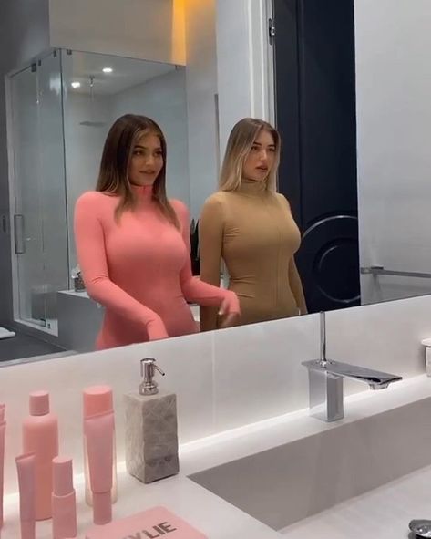 KYLIE JENNER HOUSE en Instagram: “Kylie’s Master bathroom from her new LA Home in Holmbly Hills // Via Tik Tok #KylieJennerHouse” Kylie Jenner Bathroom, Kardashian Bathroom, Kylie Jenner Hair Color, Kylie Jenner House, Kylie Hair, Kylie Jenner Hair, Jenner House, Holmby Hills, Kylie J