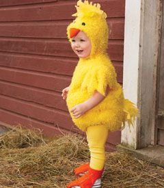 baby chick costume - Only at Chasing Fireflies - Why did the chicken cross the road? To get to the candy on the other side! Toddler Duck Costume, Geek Outfit, Chicken Costume, Duck Costumes, Chicken Costumes, Baby Kostüm, Chasing Fireflies, Diy Kostüm, Baby Chick