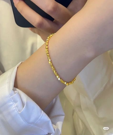 Pakistani Gold Bracelet, Unique Gold Jewelry Designs, Gold Bracelet Simple, Bride Jewelry Set, Gold Bangles For Women, New Gold Jewellery Designs, Gold Earrings Models, Gold Bridal Jewellery Sets, Gold Jewelry Stores