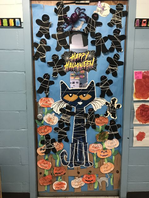 Pete The Cat Halloween, October Preschool, Halloween Doors, Halloween Classroom Door, Halloween Bulletin Boards, Fall Classroom Decorations, Fall Classroom, Door Crafts, Halloween Classroom