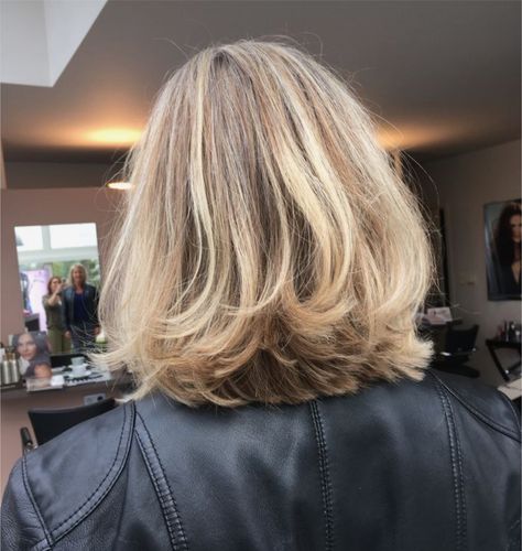 Brown Bob Curtain Bangs, Short Blonde Fine Hair, Short Hair With Layers Blonde, Blonde Bob Layers, Blonde Short Hair Layers, Old Money Long Bob, Short Blonde Hair Inspiration, 90s Layered Long Bob, Shoulder Length Haircut Blonde