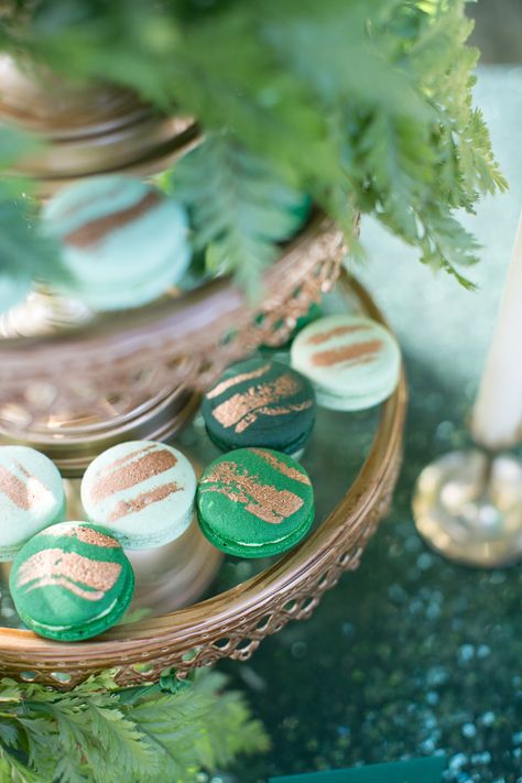 Emerald Green Macarons, Emerald Macarons, Forest Macarons, Green Macarons, Forest Wedding Inspiration, Light Green Emerald, Gold Macarons, Presentation Food, Emerald Green Weddings