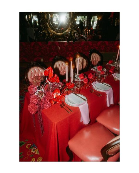 When your favorite color is red ❤️🌹💋 and you make it your whole personality on your wedding day 📍: Madonna Inn Workshop: @rideordieretreats Floral/event design: @flowerdisco_ Lead photographer: @fromthedaisies Tablescape Stylist: @rivieracreative_ Wardrobe Stylist: @nataliegray_styles Makeup: @katamakeup Gown: @dalliancegownrentals Red Veil: @madisonchamberlain_ White Veil: @houseoflockhart_ Rentals: @allaboutevents @territorywest Tableware: @tablemethod Linens: @bbjlatavola Cake: @sloca... Red Linens Wedding, Kitschy Wedding, Dior Wedding, 80s Wedding, Red Veil, Madonna Inn, Gothic Bride, White Veil, Tunnel Of Love