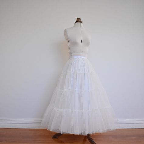 how to make a tulle petticoat Tulle Underskirt Diy, How To Make A Petticoat, Diy Petticoat, Petticoat Pattern, Circle Skirt Tutorial, Tulle Petticoat, Classic Baby Clothes, Dolly Fashion, Garment Construction