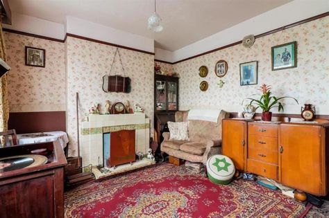 What homes looked like in the decade you were born | loveproperty.com 1940s Living Room, 1940 House, 1940s Home Decor, 1940s Interior, Art Deco Bookcase, Blithe Spirit, 1940s Home, Home Look, The Ordinary