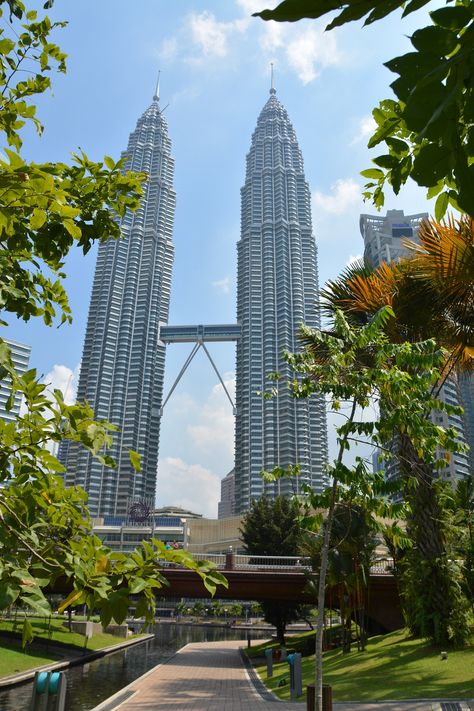 Petronas Towers in Kuala Lumpur, Malaysia Kuala Lampur, Tallest Building In The World, Kuala Lumpur City, Petronas Towers, Malaysia Travel, Amazing Buildings, Twin Towers, Famous Places, City Aesthetic