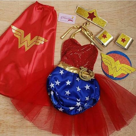 Mujer maravilla Wonder Woman Birthday Party, Wonder Woman Birthday, Ladies Party, Christmas Bulbs, Wonder Woman, Birthday Party, Christmas Ornaments, Holiday Decor, Birthday