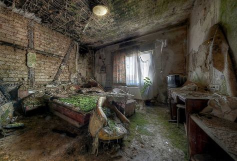 room Creepy Bedroom, Cabin Inside, Abandoned Cabin, Abandoned Mansion For Sale, Real Haunted Houses, Abandoned Hotels, Haunting Photos, Old Manor, Abandoned Mansion