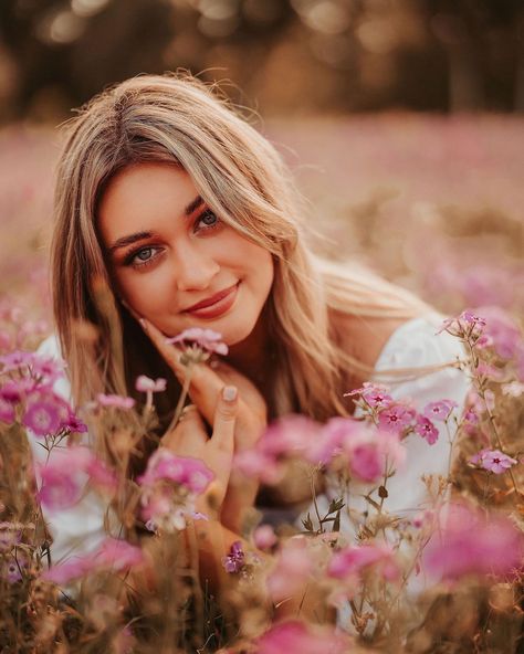 Cute Poses In Flower Field, Flower Photoshoot Senior Pics, Senior Pictures In Flower Fields, Unique Senior Pictures Inspiration, Wild Flowers Senior Photos, Field Of Flowers Senior Pictures, Flower Garden Pictures With People, Flower Field Aesthetic Photoshoot, Senior Pictures In A Garden