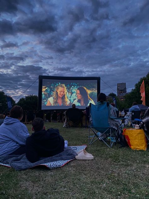 Backyard Movie Night Party, Air Movie, Outside Movie, Cinema Party, Cinema Date, Movie In The Park, Open Air Cinema, Backyard Movie Nights, Outdoor Cinema