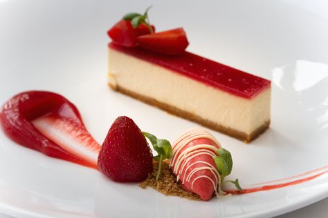 Plating Cheesecake Ideas, Strawberry Shortcake Plated Dessert, Strawberry Cheesecake Plating Ideas, Plated Cheesecake Fine Dining, Cheesecake Plating Presentation, Deconstructed Cheesecake Plating, Fancy Cheesecake Presentation, Fine Dining Cheesecake, Cheesecake Presentation Ideas