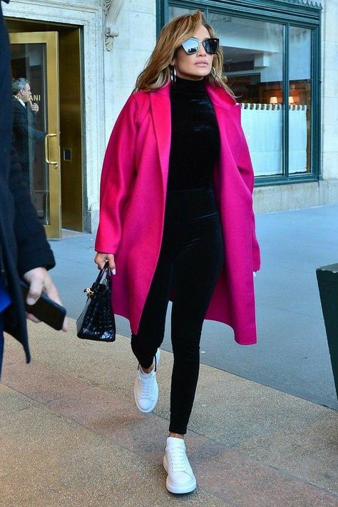 Outfit Con Blazer, Jennifer Lopez Outfits, J Lo Fashion, Pink Coat, Pinterest Fashion, Coat Outfits, Looks Chic, Fashion Mode, Business Outfits