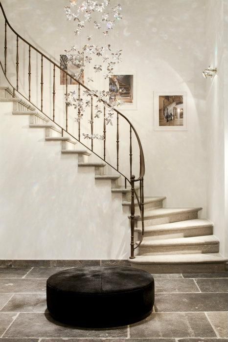 Metal Railings For Stairs, Modern Manor, Classic Staircase, Vancouver House, Wrought Iron Stair Railing, Rustic Stairs, Stair Banister, Beautiful Stairs, Iron Staircase