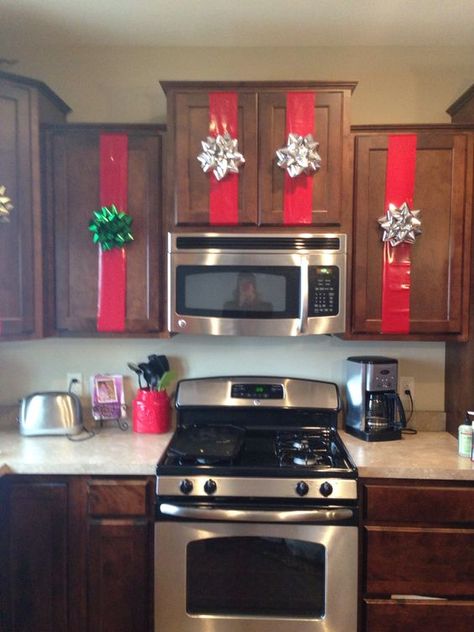 90+ Christmas Kitchen Decor Ideas b'coz there's Snow Place like Home - Hike n Dip Cabinets Christmas Decor, Christmas Kitchen Decor Ideas Cabinets, Christmas Kitchen Cabinet Decor, Christmas Cabinets Decorating Ideas, Kitchen Cabinet Christmas Decor, Yule Inspiration, Cabinet Christmas Decor, Christmas Cabinets, Diy Christmas Kitchen