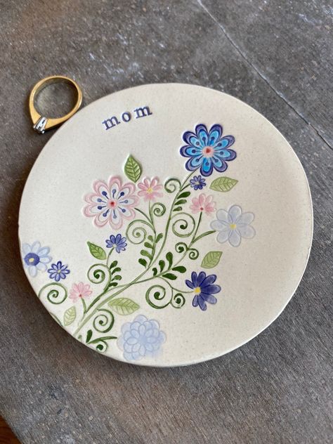 Pottery Painting Mother’s Day, Pottery For Mom Gift Ideas, Jewelry Plate Painting Ideas, Pottery Ring, Ceramic Ring Dish, Wedding Ring Dish, Pottery Inspo, Clay Plates, Hand Building