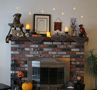 Harry Potter themed fireplace decor. Absolutely lovely! Harry Potter Fall Decor, Harry Potter Fireplace, Harry Potter Halloween Decorations, Library Nook, Harry Potter Christmas Decorations, Halloween Fireplace, Classy Halloween, Halloween Post, Home Environment