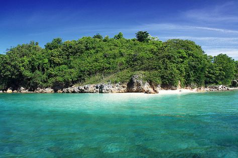 Island-Hopping at Guimaras – The Shoestring Diaries Gulla Gulla Island, Guimaras Island, Siquijor Island, Gili Islands, Galapagos Islands Map, Turtle Sanctuary, Green Sea, Native Style, Boat Dock