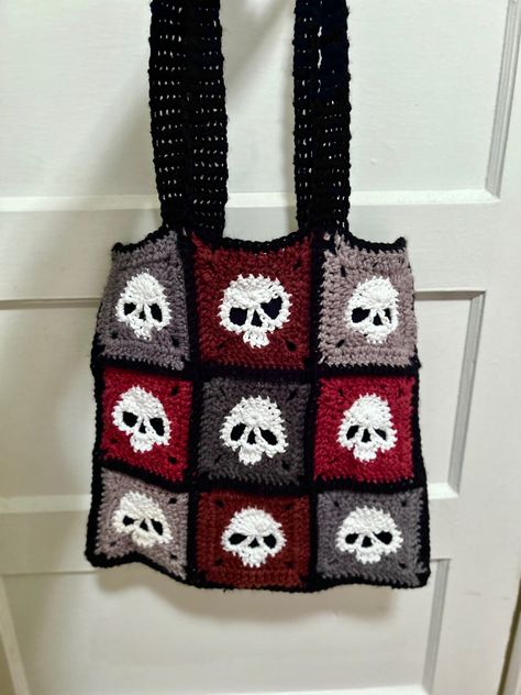 Goth Crochet Ideas, Skull Bags, Crochet Skull, Novelty Bags, Crochet Fall, Halloween Crochet, Crochet Accessories, Color Theory, Cute Crochet