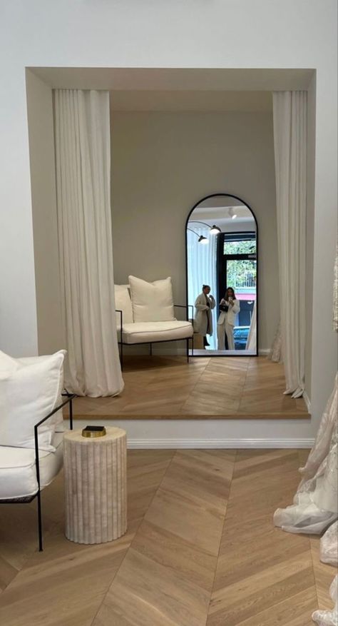 Luxury Bridal Boutique, Minimalist Store Design Interiors, Bridal Studio Interior, Small Showroom Ideas, Bridal Store Interior, Luxury Boutique Interior, Aesthetic Boutique, Retail Store Layout, Bridal Boutique Interior