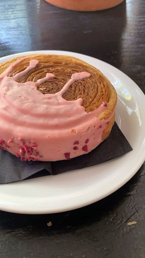 Pink Croissant, Roll Croissant, Raspberry Food, Raspberry Croissant, Croissant Roll, Mini Croissants, Dessert Tea, Raspberry Recipes, French Pastries