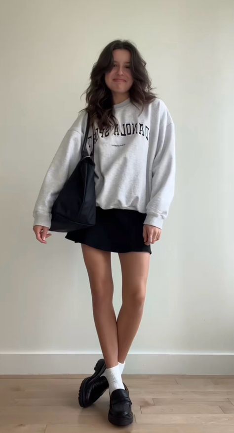 Crewneck Mini Skirt Outfits, Casual Plaid Skirt Outfit, Sweatshirt Mini Skirt Outfit, All Black Skirt Outfit, Black Tennis Skirt Outfits, Skirt And Sweatshirt Outfit, Black Skirt Outfit Fall, Tennis Skirt Outfits, Skirt Outfit Fall