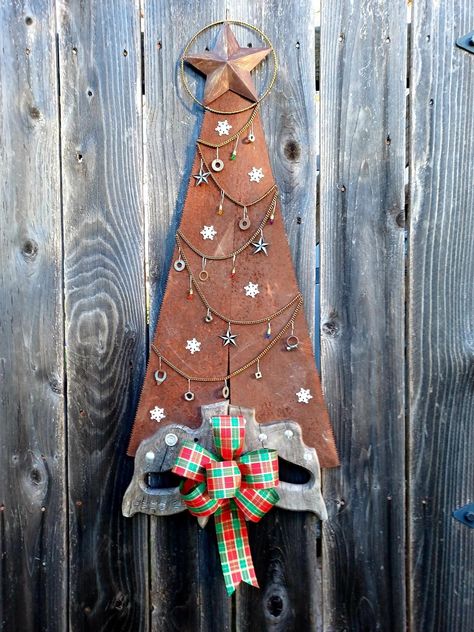 Handsaw Christmas Tree, Painted Hand Saw Blades Ideas, Motorcycle Craft, Hand Saw Art Ideas, Christmas Toyland, Log Reindeer, Upcycle Christmas, Christmas Trimmings, Rusty Tin