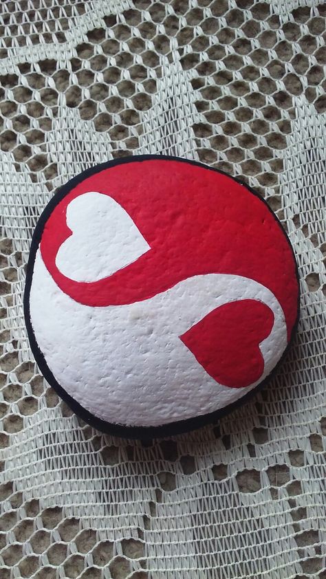 Heart's ying yang, painted on a Lake Huron beach stone by Cindy P 2018. Rock Painting Ideas Heart, Valentine Rock Painting Ideas, Heart Rock Painting Ideas, Valentine Rock Painting, Heart Rock Painting, River Stones Crafts, Valentine Rocks, Pebble Crafts, Paint Rocks