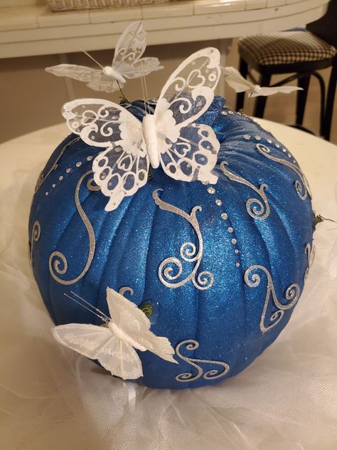 Cinderella Homecoming Float, Cinderella Centerpiece Ideas, Cinderella Decor, Princess Pumpkins, Unique Pumpkin Decorating, Cinderella Centerpiece, Cinderella Photo, Pumpkins Decorating, Pumpkins Crafts