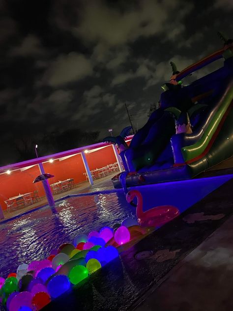 Cute Pool Party Themes, Quince Pool Party Ideas, 17 Birthday Pool Party Ideas, Neon Themed Pool Party, Night Pool Party Ideas Decorations, Glow Birthday Pool Party, Neon Pool Party Ideas Summer, 90s Pool Party Theme, Neon Pool Party Decorations