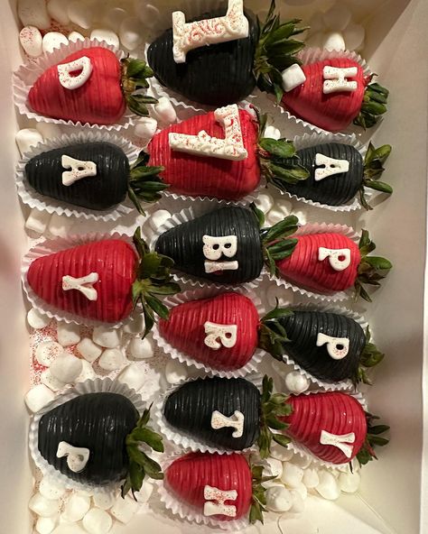 Life is all about evolution ; you can't be the same dude you was last year -J cole ❤️🖤 . . . #red #chocolatedipped #strawberry #redandblack #theme #chocolate #chocolatedippedstrawberries #chocolatedippedpretzels #black #goodvibes #instagood #dippedstrawberries #luxurylifestyle #luxury Strawberries Bouquet, Strawberry Bouquet, Chocolate Covered Strawberries Bouquet, White Chocolate Strawberries, Chocolate Dipped Pretzels, Black Strawberry, Chocolate Dipped Strawberries, Strawberry Dip, J Cole