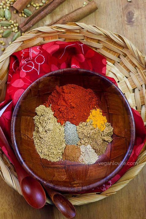 tikka masala spice mix #veganlovlie #tikkamasala #spiceblends #spicemix #spices #masala #veganrecipes #spicy Masala Seasoning, Tikki Masala, Vegan Tikka Masala, Vegetable Kebabs, Tikka Masala Sauce, Homemade Seasoning, Masala Sauce, Dipping Oil, Homemade Spice Mix