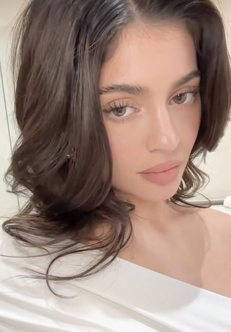 Kylie Jenner Icons, Kylie Baby, Essential Makeup, Jenner Makeup, Kylie Jenner Selfies, Kylie Jenner Look, Kylie Jenner Makeup, Jenner Sisters, Kylie J