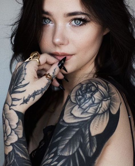 Non Salem Witch Claire, Classy Lady With Tattoos, Tattoo Photoshoot Ideas, Claire Estabrook, Punk Model, Tattoo Photoshoot, Female Tattoo Models, Tattoed Women, Tattoo Photography