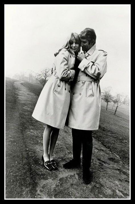 Burberry Autumn/Winter 1969-70 advertisement, photo by David Bailey, London. George Peppard, Raincoat Outfit, Trench Coat Outfit, Poppy Delevingne, Burberry Trench, Burberry Trench Coat, Burberry Vintage, Classic Trench Coat, Waterproof Coat