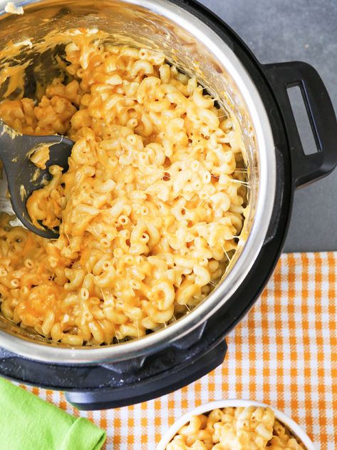 BEST Instant Pot Mac and Cheese Recipe - VIDEO - pipandebby.com Velveeta Mac And Cheese, Boxed Mac And Cheese, Making Mac And Cheese, Easy Chicken Pot Pie, Macaroni N Cheese Recipe, Mac N Cheese Recipe, Creamy Pasta, Instapot Recipes, Crockpot Recipes Slow Cooker