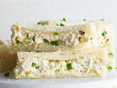 Chicken, Pistachio and Mayonnaise Sandwiches - Best Recipes Homemade Chicken Sandwich, Tuna Sandwich Recipes, Mayonnaise Sandwich, Tea Party Sandwiches, Tea Sandwiches Recipes, Gourmet Grilled Cheese, Party Sandwiches, Chicken Sandwich Recipes, Sandwich Fillings