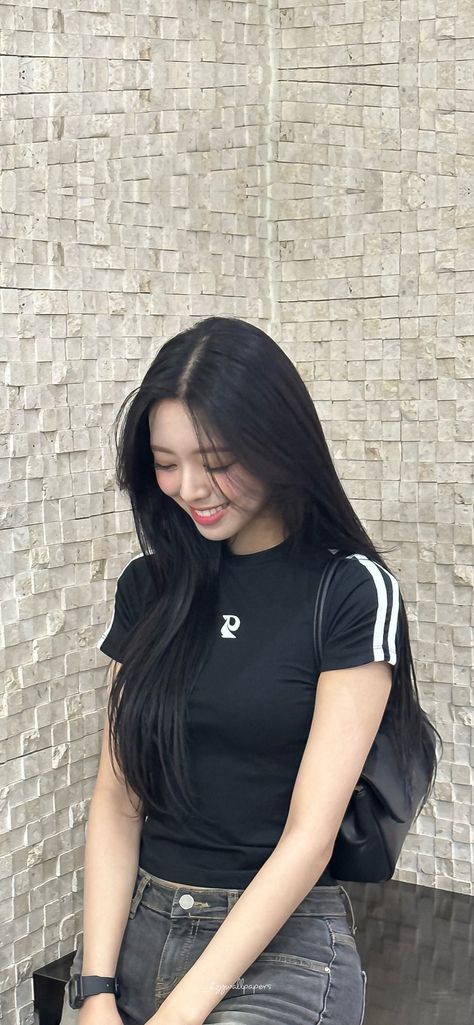 Itzy Official, Itzy Yuna, Imaginary Friend, Tolu, Role Models, South Korean Girls, Korean Girl, Jimmy Choo, Kpop Girls