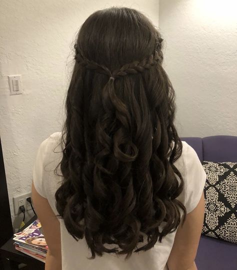 Quick And Pretty Hairstyles, Half Up Half Down Dama Hairstyles, Mexican Hairstyles For Quince, Hair Ideas For A Party, Quince Court Hairstyles, Practical Magic Hairstyles, Hairstyle For School Dance, Hair Styles For Semi Formal, Cute Hairstyles Curled Hair