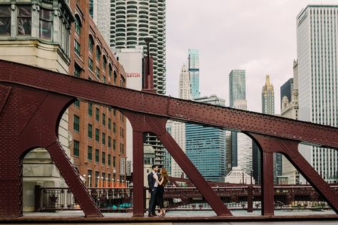 62 Inspiring Ideas for Your Chicago Engagement Photos - artistrieco.com River Engagement Photos, Bridge Engagement Photos, Chicago Engagement Photos, Rain Photo, Chicago Engagement, Anniversary Photoshoot, Michigan Avenue, Chicago River, Chicago Photos