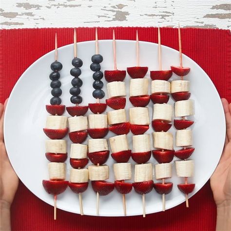 27 Easy 4th Of July Recipes You Still Have Time To Make Watermelon Grill, Cannoli Cupcakes, Margarita Jello, Gyros Recipe, Easy Grill, Jewish Foods, Scallops Recipe, Wooden Skewers, Vietnamese Dessert