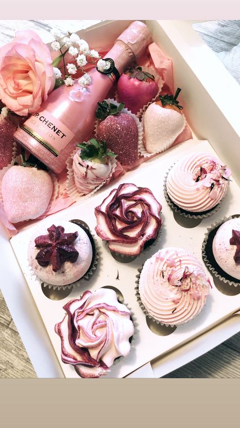 Brze Torte, Cakesicles Ideas, Mothers Day Desserts, Gift Box Ideas, Chocolate Covered Strawberries Bouquet, Mothers Day Cupcakes, Valentines Baking, Strawberry Gifts, Cupcake Gift