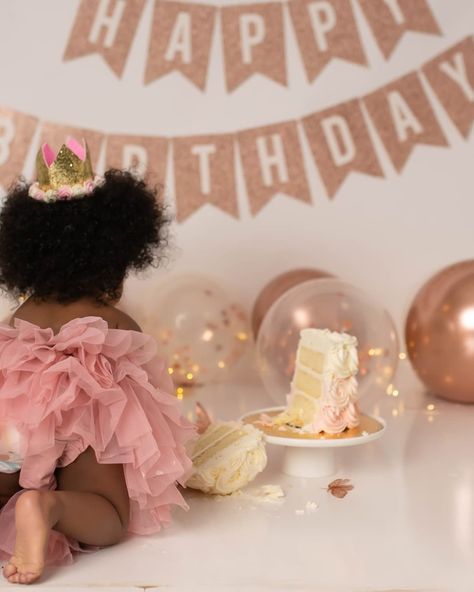 Baby Girls Photoshooting Ideas, 1st Birthday Photoshoot With Parents, Baby Girl Photoshooting, 1st Birthday Photo Shoot Ideas, Babyshoot Ideas, Girl Photoshooting, Halo Photography, Monthly Photoshoot, Mommy Daughter Photoshoot