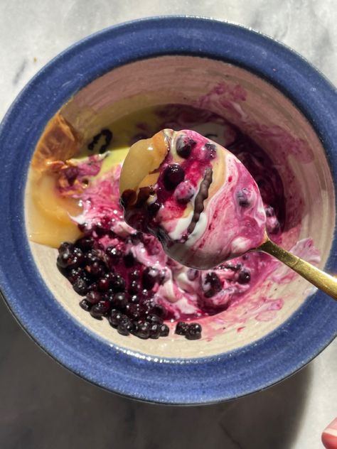 Berry Yogurt, Peanut Butter Honey, Yogurt Bowl, Chia Seed Pudding, Frozen Blueberries, Perfect Breakfast, Smoothie Bowl, Greek Yogurt, Yogurt