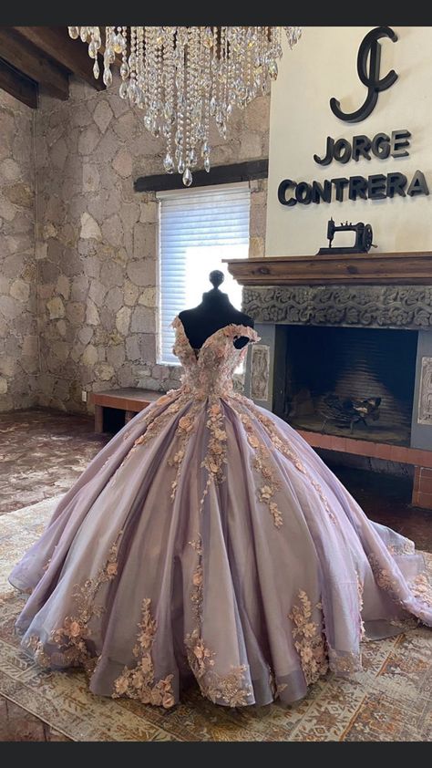 Aesthetic Quinceanera Dresses, Lavender Quince Dress, Moda2000 Quince Dresses, Gold Sweet 16 Dresses, Purple Quince Dress, Gold Quince Dress, Quinceñera Ideas, Xv Dresses, Purple Quinceanera Dresses